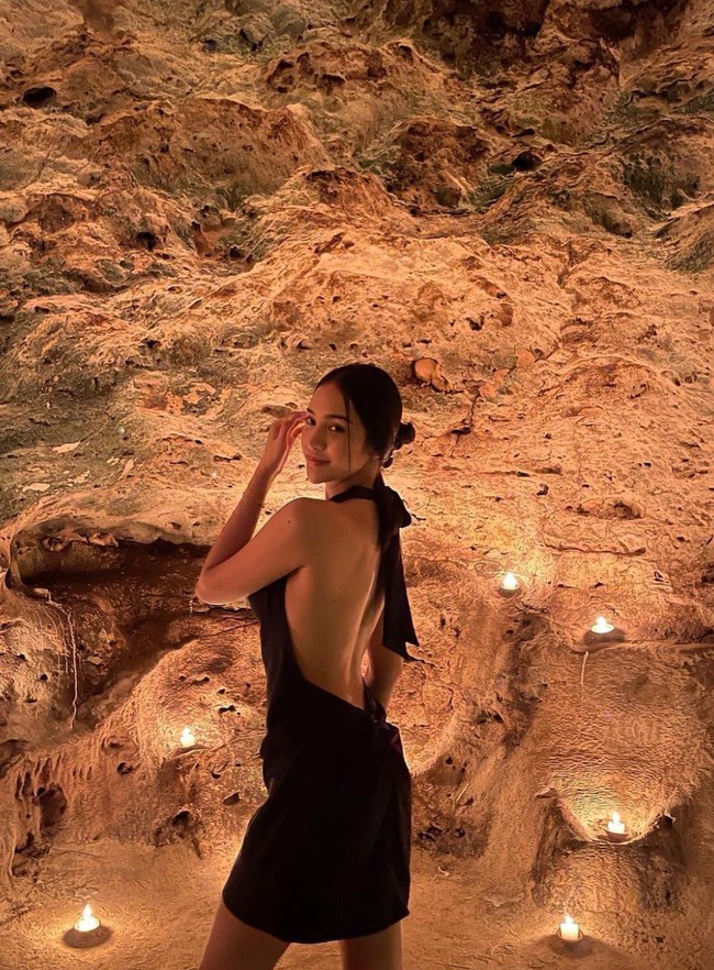 Anya tampil seksi mengenakan dress mini backless berwarna hitam. Ia tampak memamerkan punggungnya yang terbuka saat mengenakan dress tersebut. Foto: Instagram/@anyageraldine