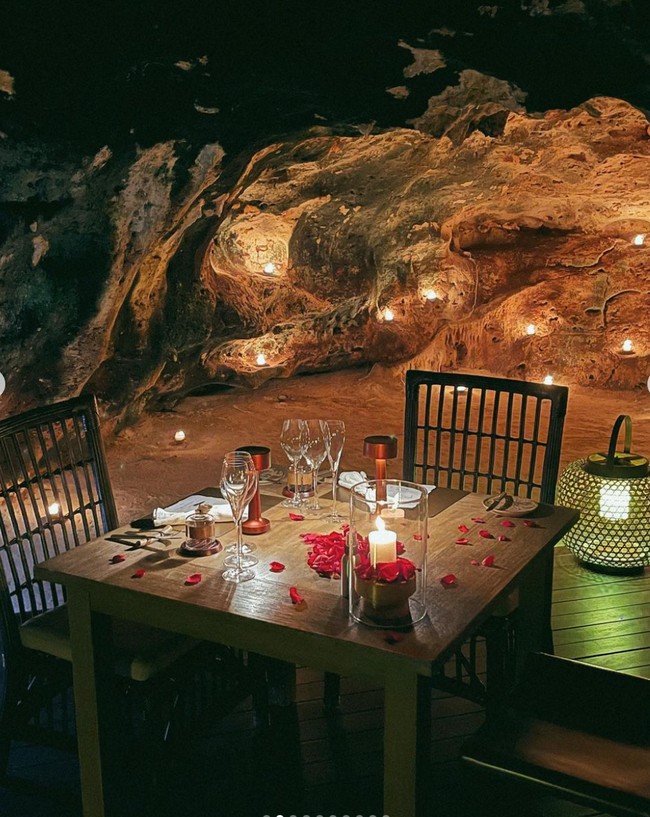 Meja makan malamnya pun tampak sudah di dekorasi dengan simpel namun romantis. Bertabur kelopak bunga berwarna merah dan sebuah lilin di salah satu sisi mejanya. Foto: Instagram/@anyageraldine
