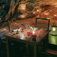 Meja makan malamnya pun tampak sudah di dekorasi dengan simpel namun romantis. Bertabur kelopak bunga berwarna merah dan sebuah lilin di salah satu sisi mejanya. Foto: Instagram/@anyageraldine