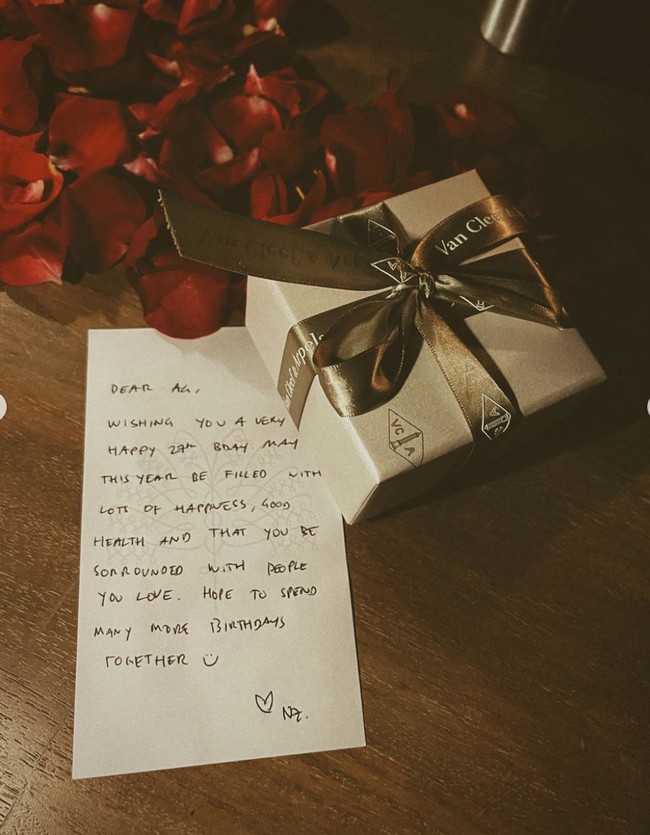 Dalam unggahannya Anya juga terlihat memamerkan kado ulang tahun yang diberikan oleh sang kekasih, Nadif Zahiruddin. Di samping kado tersebuut terdapat sepucuk surat bertuliskan kata-kata romantis dari Nadif untuk Anya. Foto: Instagram/@anyageraldine