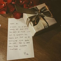 Dalam unggahannya Anya juga terlihat memamerkan kado ulang tahun yang diberikan oleh sang kekasih, Nadif Zahiruddin. Di samping kado tersebuut terdapat sepucuk surat bertuliskan kata-kata romantis dari Nadif untuk Anya. Foto: Instagram/@anyageraldine