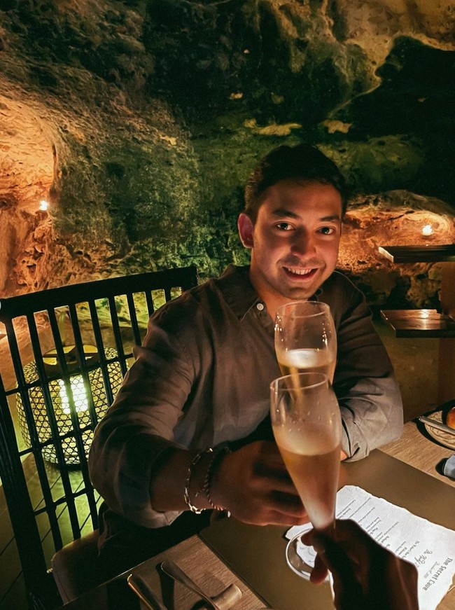 Nadif sendiri tampil simpel dengan mengenakan kemeja abu-abu. Tampak Anya mengabadikan foto sang kekasih ketika dua-duanya sama-sama sedang mengangkat gelas minuman mereka. Foto: Instagram/@anyageraldine