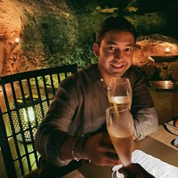 Nadif sendiri tampil simpel dengan mengenakan kemeja abu-abu. Tampak Anya mengabadikan foto sang kekasih ketika dua-duanya sama-sama sedang mengangkat gelas minuman mereka. Foto: Instagram/@anyageraldine