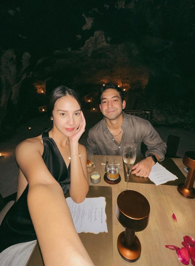 Makan malam romantis perayaan ulang tahun Anya Geraldine itu diadakan pada Kamis (15/12) di dalam sebuah gua yang berada di Pulau Dewata, Bali. Tampak Anya dan Nadif berpose bersama. Foto: Instagram/@anyageraldine