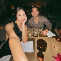 Makan malam romantis perayaan ulang tahun Anya Geraldine itu diadakan pada Kamis (15/12) di dalam sebuah gua yang berada di Pulau Dewata, Bali. Tampak Anya dan Nadif berpose bersama. Foto: Instagram/@anyageraldine