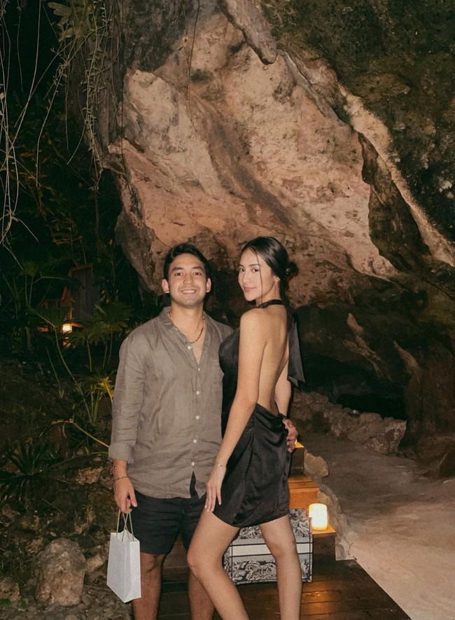 Tampil seksi dan simpel, Anya memilih untuk hanya mencepol rambutnya ke belakang. Seperti biasa, Anya juga terlihat tampil natural tanpa pulasan makeup yang berlebihan. Foto: Instagram/@anyageraldine