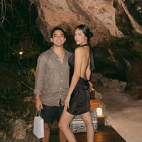 Tampil seksi dan simpel, Anya memilih untuk hanya mencepol rambutnya ke belakang. Seperti biasa, Anya juga terlihat tampil natural tanpa pulasan makeup yang berlebihan. Foto: Instagram/@anyageraldine