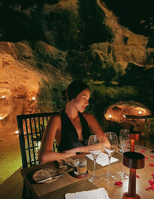 Melalui akun Instagramnya Anya Geraldine membagikan momen perayaan ulang tahunnya. Kali ini wanita yang sudah resmi berusia 27 tahun itu memilih merayakannya dengan makan malam romantis di dalam gua. Foto: Instagram/@anyageraldine