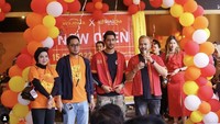 Belum lama, Arya Saloka tampak hadir dalam acara peluncuran bisnis kulinernya, Burjo Bar. Di sini tersedia menu warkop premium. Foto: Instagram burjobar