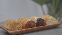 Selanjutnya, Arya Saloka memperkenalkan bisnis kuliner bernama Maroti Bakery. Variannya beragam seperti cokelat, keju, kacang, dan abon. Foto: Instagram marotibakery