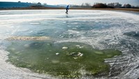 Beberapa warga pun mengambil kesempatan untuk berseluncur di atas danau yang membeku.  