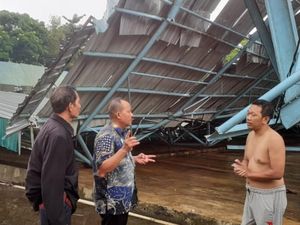 Atap Kolam Renang THR Kramat Batang Ambruk Diterjang Puting Beliung
