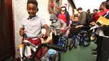 Bahagianya Anak-anak di AS Dapat Kado Sepeda Jelang Natal