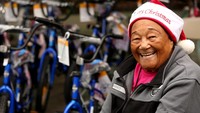 Alice Harris, pendiri Parents of Watts Working With Youth & Adults, Inc., mengatakan ia ingin berbagi kebahagiaan untuk anak-anak saat Natal.   Alice Harris, pendiri Parents of Watts Working With Youth & Adults, Inc., mengatakan ia ingin berbagi kebahagiaan untuk anak-anak saat Natal.