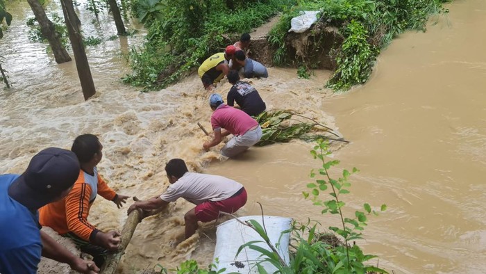 Banjir di Desa Ketitang Wetan Pati gegara tanggul jebol, Jumat (16/12/2022).