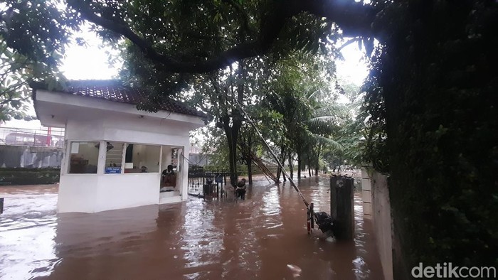 Banjir di Jalan Puri Mutiara (Ilham Oktafian/detikcom)