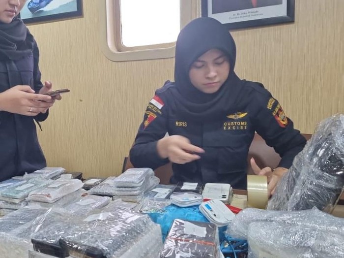 Bea Cukai Batam melakukan pemeriksaan dan perhitungan barang elektronik yang diangkut SB Rahmat Jaya 12 pada Rabu (14/12/2022).(Dok Bea Cukai Batam)