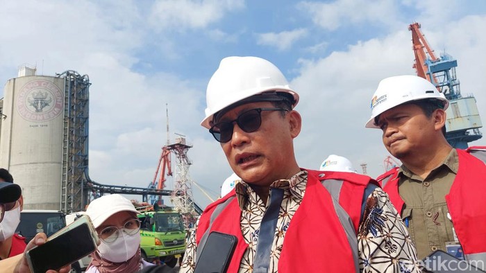 Direktur Utama Perum Bulog Budi Waseso alias Buwas di Pelabuhan Tanjung Priok saat kedatangan beras impor dari Vietnam 5.000 Ton, Jumat (16/12/2022).