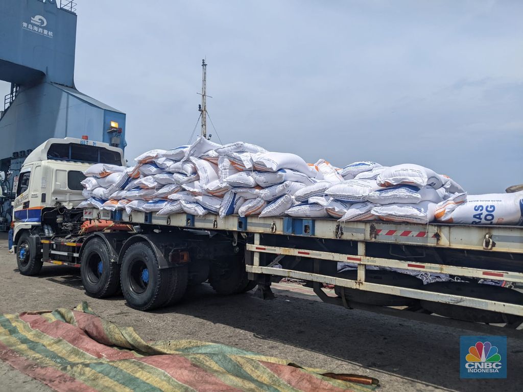 Beras impor mulai berdatangan untuk pemenuhan Cadangan Beras Pemerintah (CBP) di Perum Bulog. Hari ini (16/12/2022) ada 5.000 ton yang masuk dari Vietnam. (CNBC Indonesia/Emir Yanwardhana)