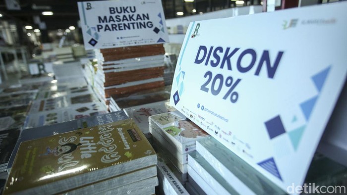 Jakbook Festival 2022 digelar dengan menawarkan beragam buku diskon. Lokasinya berada di Pasar Kenari, Jakarta.