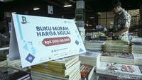 Yang lebih menarik buku yang ditawarkan mulai dari Rp 5000 rupiah.