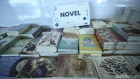 Tak hanya buku sekolah, buku-buku novel juga tersedia.