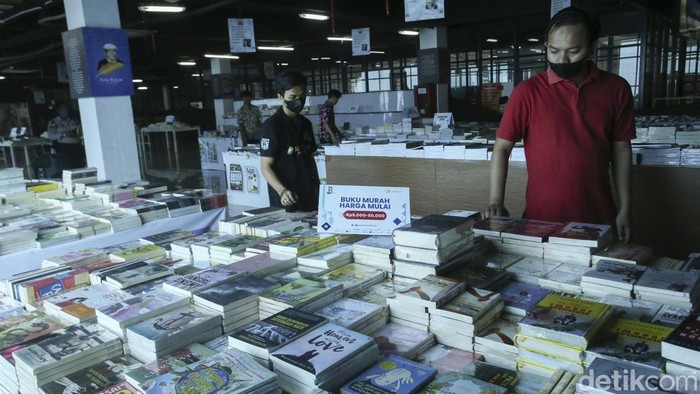 Jakbook Festival 2022 digelar dengan menawarkan beragam buku diskon. Lokasinya berada di Pasar Kenari, Jakarta.