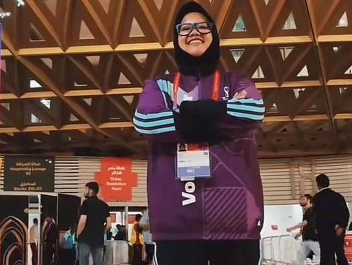 Beredar video viral seorang guru SMP asal Indonesia, menjadi volunter di Piala Dunia 2022.