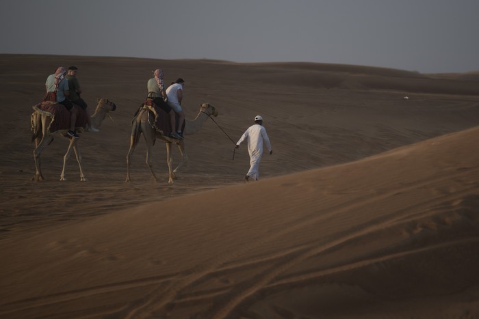Wisatawan menyaksikan matahari tenggelam saat berwisata gurun pasir di Dubai, Uni Emirat Arab, Kamis (15/12/2022). Wisata berkeliling gurun menggunakan kendaraan offroad, ATV serta menaiki Unta tersebut diminati wisatawan mancanegara selain tujuan wisata lain seperti Burj Khalifa dan Museum of The Future. ANTARA FOTO/Wahyu Putro A/YU