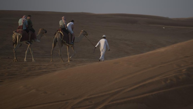 Berkeliling di Gurun Pasir Dubai Wisatawan menyaksikan matahari tenggelam saat berwisata gurun pasir di Dubai, Uni Emirat Arab, Kamis (15/12/2022). Wisata berkeliling gurun menggunakan kendaraan offroad, ATV serta menaiki Unta tersebut diminati wisatawan mancanegara selain tujuan wisata lain seperti Burj Khalifa dan Museum of The Future. ANTARA FOTO/Wahyu Putro A/YU