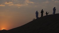 Wisata berkeliling gurun menggunakan kendaraan offroad, ATV serta menaiki Unta.