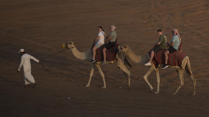 Berkeliling di Gurun Pasir Dubai Wisatawan menyaksikan matahari tenggelam saat berwisata gurun pasir di Dubai, Uni Emirat Arab, Kamis (15/12/2022). Wisata berkeliling gurun menggunakan kendaraan offroad, ATV serta menaiki Unta tersebut diminati wisatawan mancanegara selain tujuan wisata lain seperti Burj Khalifa dan Museum of The Future. ANTARA FOTO/Wahyu Putro A/YU
