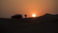 Wisatawan menyaksikan matahari tenggelam saat berwisata gurun pasir di Dubai, Uni Emirat Arab, Kamis (15/12/2022).