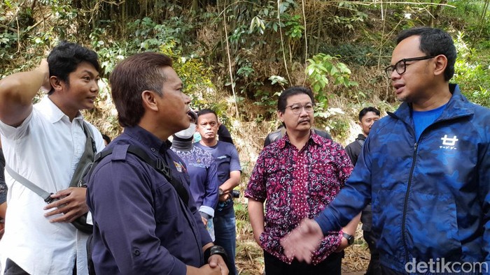 BKSDA Jabar bersama Walkot Bogor Bima Arya kembali mendatangi Bogor Mini Zoo usai viral bayi monyet mati dalam kandang. Namun kandang monyet sudah kosong. (M Sholihin/detikcom)