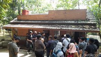Balai Besar Konservasi Sumber Daya Alam (BKSDA) Jawa Barat bersama Wali Kota Bogor Bima Arya kembali mendatangi Bogor Mini Zoo usai viral bayi monyet mati dalam kandang (M Sholihin/detikcom)