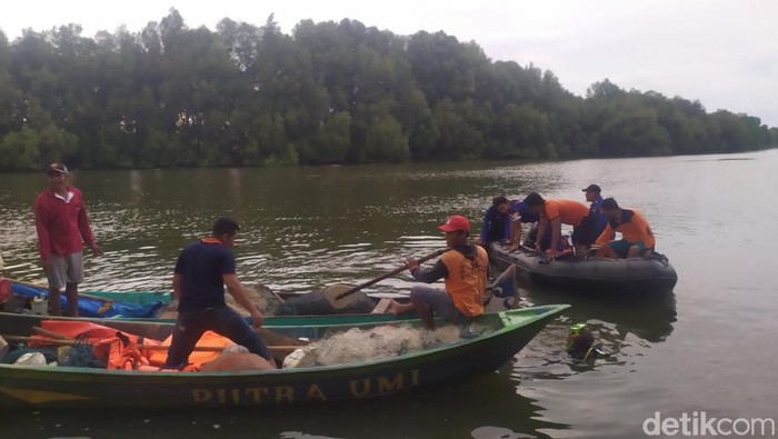 BPBD dan warga mencari bocah SMP tenggelam di Gresik