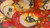 Ratatouille juga bisa dibuat oleh Brooklyn. Tampan cantik warna-warni karena terbuat dari terong, labu, dan zucchini. Foto: Instagram @brooklynpeltzbeckham