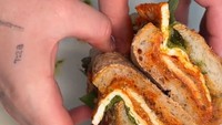 Kreasi sandwich lain dari Brooklyn Beckham. Kali ini, ia memadukan ayam panggang pedas yang ditambahkan mozarella. Foto: Instagram @brooklynpeltzbeckham