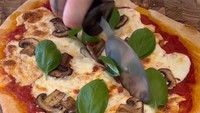 Brooklyn juga bisa membuat pizza sendiri. Mulai dari membuat adonan, membuat saus, hingga memanggangnya. Ia memberikan topping sederhana, hanya berupa keju, jamur, dan daun basil. Foto: Instagram @brooklynpeltzbeckham