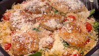 Hidangan bernama Lemon Chicken with Orzo. Tampak lezat dan bergizi karena ada lauk berupa ayam panggang di atasnya. Foto: Instagram @brooklynpeltzbeckham