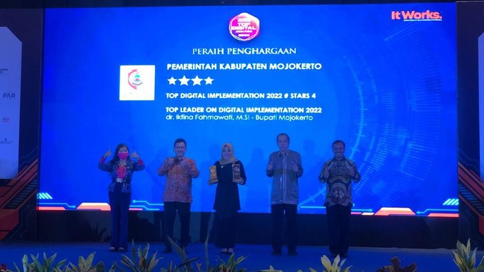Bupati Mojokerto Ikfina Fahmawati dianugerahi penghargaan Top Leader on Digital Implementation 2022