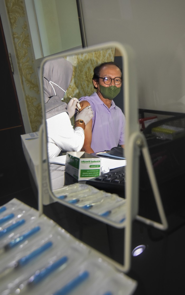 Tenaga kesehatan menyuntikkan vaksin COVID-19 dosis ketiga atau 