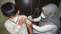 Tenaga kesehatan menyuntikkan vaksin COVID-19 dosis pertama kepada warga di RSUD Kota Mataram di Mataram, NTB, Jumat (16/12/2022).