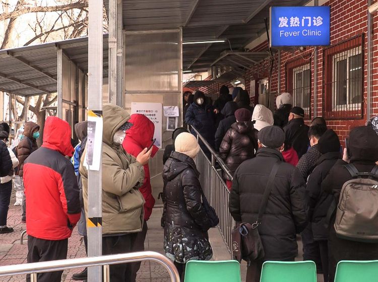 COVID-19 Ngamuk Lagi, Warga China Antre Berobat di Klinik