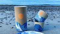 Gelas keramik ini tak hanya terinspirasi dari laut tetapi juga dibuat langsung dekat dengan laut. Warna biru yang melambangkan ombak dan lingkaran oranye menggambarkan pantai saat sore hari. Foto: Brightside