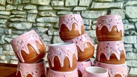 Cocok untuk digunakan saat menyajikan minuman yang manis, gelas berbentuk donat ini punya bentuk yang unik. Di bagian bibir gelasnya juga dilengkapi dengan gula dan sprinkle layaknya donat sungguhan. Foto: Brightside