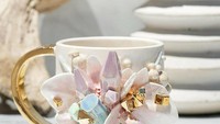 Mewah dan elegan, cocok untuk mendeskripsikan desain gelas yang satu ini. Hanya dengan menggunakan tanah liat dalam pembuatannya, gelas ini terlihat seperti dilengkapi berlian. Foto: Brightside
