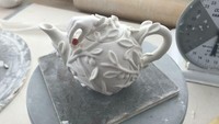 Hobi minum teh, seorang wanita paling senang mengumpulkan teko-teko dengan bentuk ini. Salah satunya ada teko yang memiliki desain seperti tangan yang keluar dari dalam tutupnya. Foto: Brightside