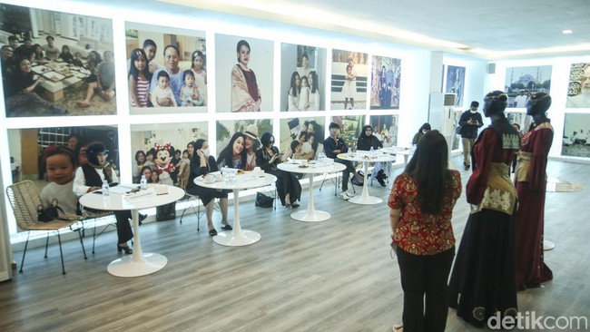 Seorang designer muda mempresentasikan karyanya di depan juri di Jakarta, Kamis (15/12/2022). IFW 2023 siap lahirkan desainer muda berkualitas melalui Indonesia Young Fashion Designer Competition (IYFDC).