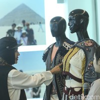 Beriringan dengan 10 tahun penyelenggaraannya, menjadikan Indonesia Fashion Week 2023 lebih bersejarah. Sebab bukan hanya tampil dengan koleksi terbaru dari 200 lebih designer muda dan senior tapi setiap tahunnya juga selalu digelar Indonesia Young Fashion Designer Competition (IYFDC) yang mana menjadi ajang pencarian designer muda.